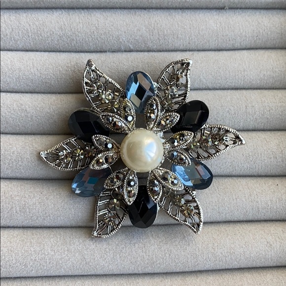 Flower Pin - Picture 1 of 4
